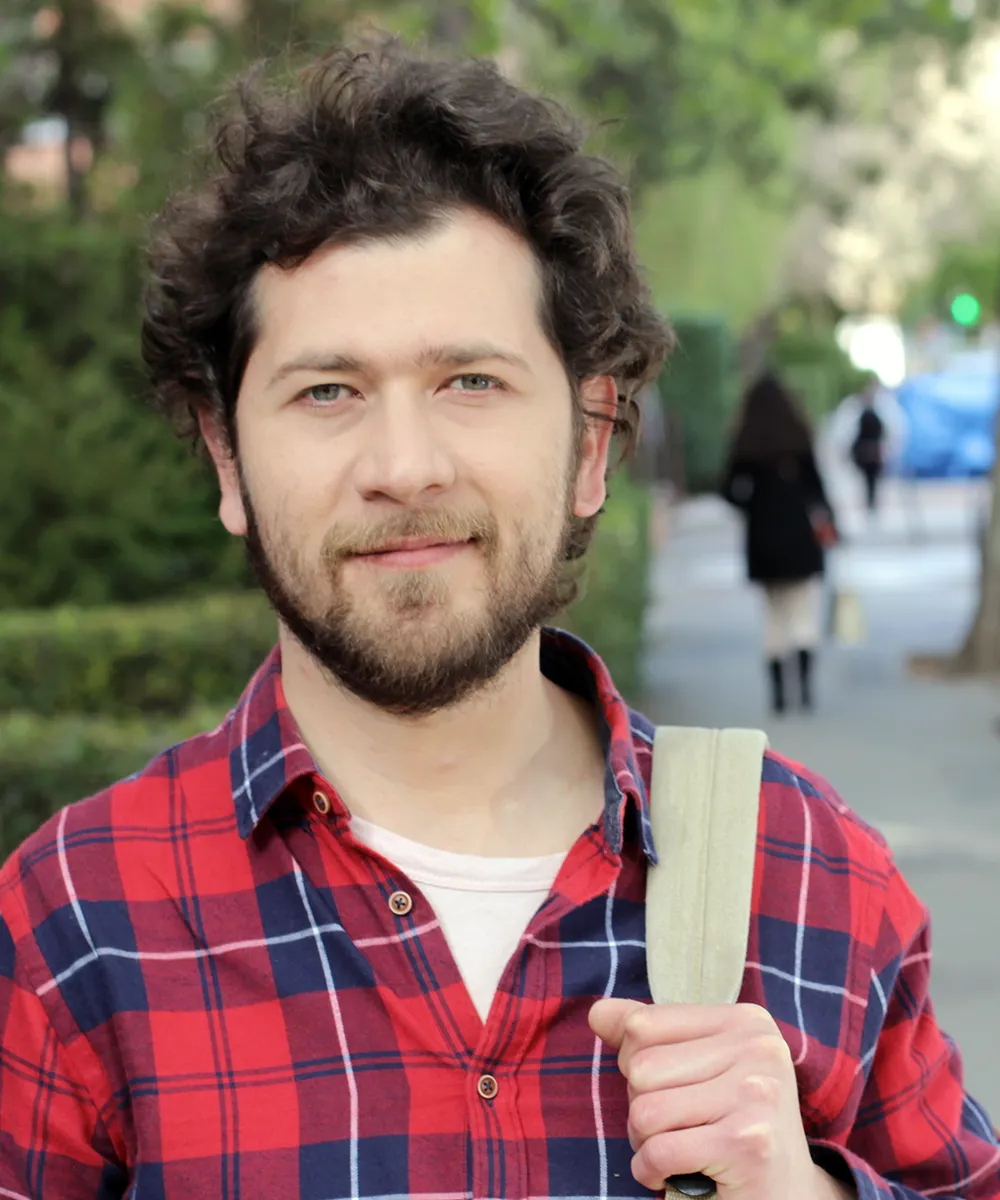 Hombre sonriendo sutilmente.
