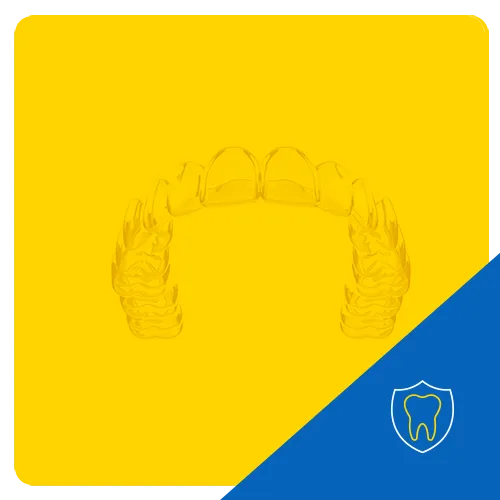 Gráfico 3D de un alineador dental transparente para dientes superiores e inferiores, sobre un fondo amarillo, destacando el tratamiento ortodóntico.