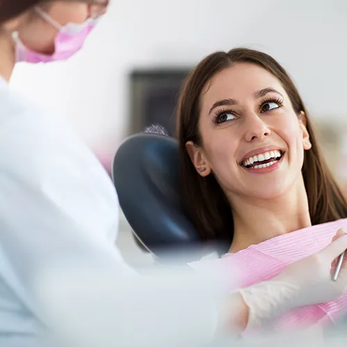 Mujer sonriendo al dentista.