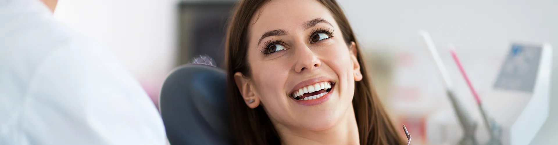 Mujer sonriendo al dentista.