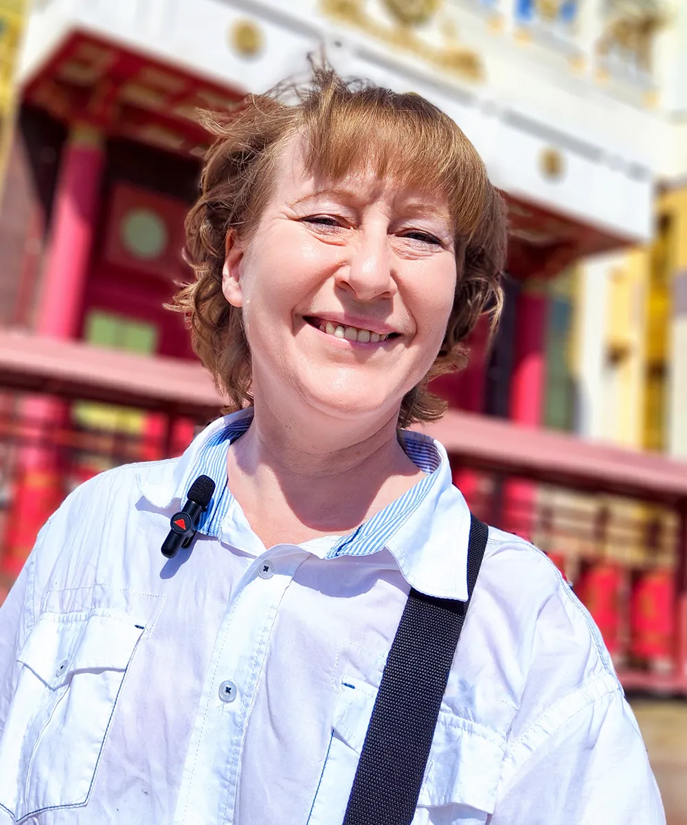 Retrato de una mujer mayor sonriendo con expresión alegre.