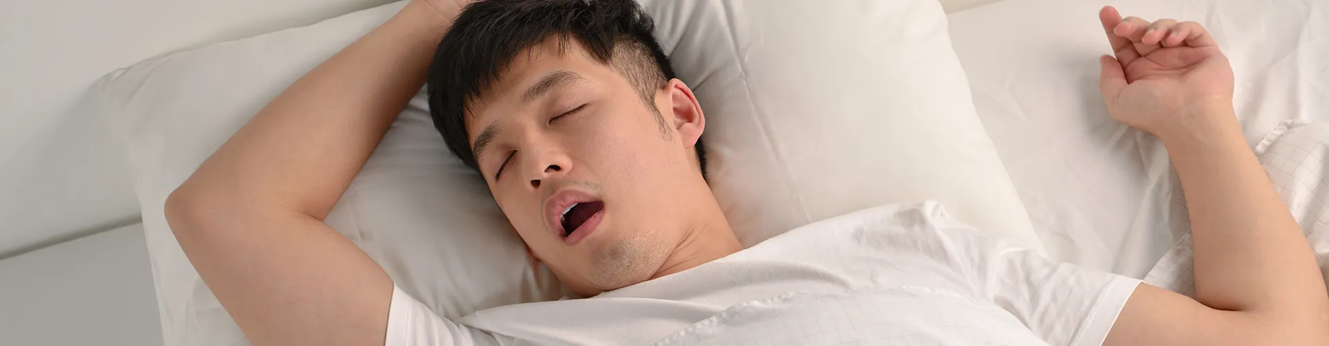 Hombre durmiendo boca arriba.