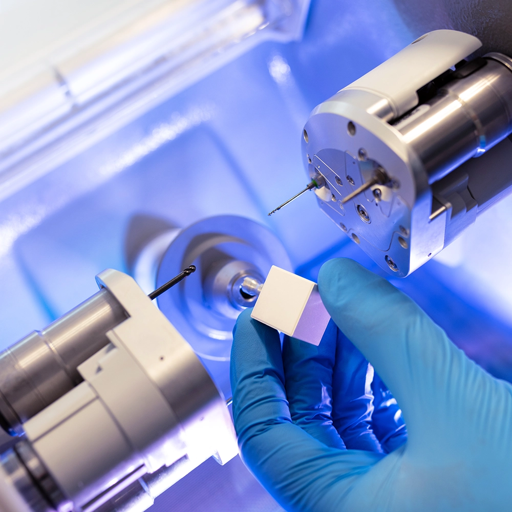 Imagen de una máquina utilizada para fabricar coronas dentales.