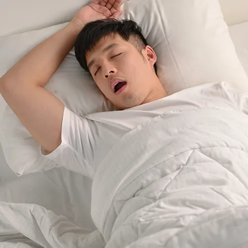 Hombre durmiendo boca arriba.